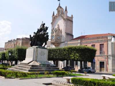 Non ci resta ora che immergerci nel centro storico, da cui accediamo attraverso un arco in pietra posto nei pressi di viale Orsini, di fronte a una torre dell�orologio costruita in stile neogotico che segna l�ora sin dal 1892